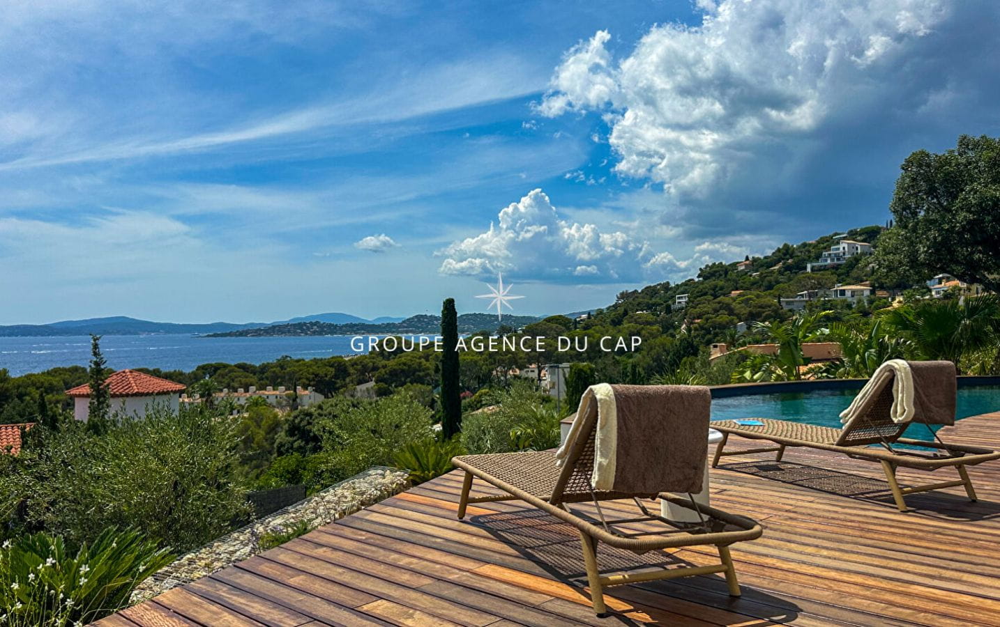 À VENDRE VILLA ENTIÈREMENT RÉNOVÉE DE 6 PIÈCES AVEC VUE PANORAMIQUE SUR SAINT-TROPEZ A PIED DES PLAGES ET CENTRE VILLE Image 1