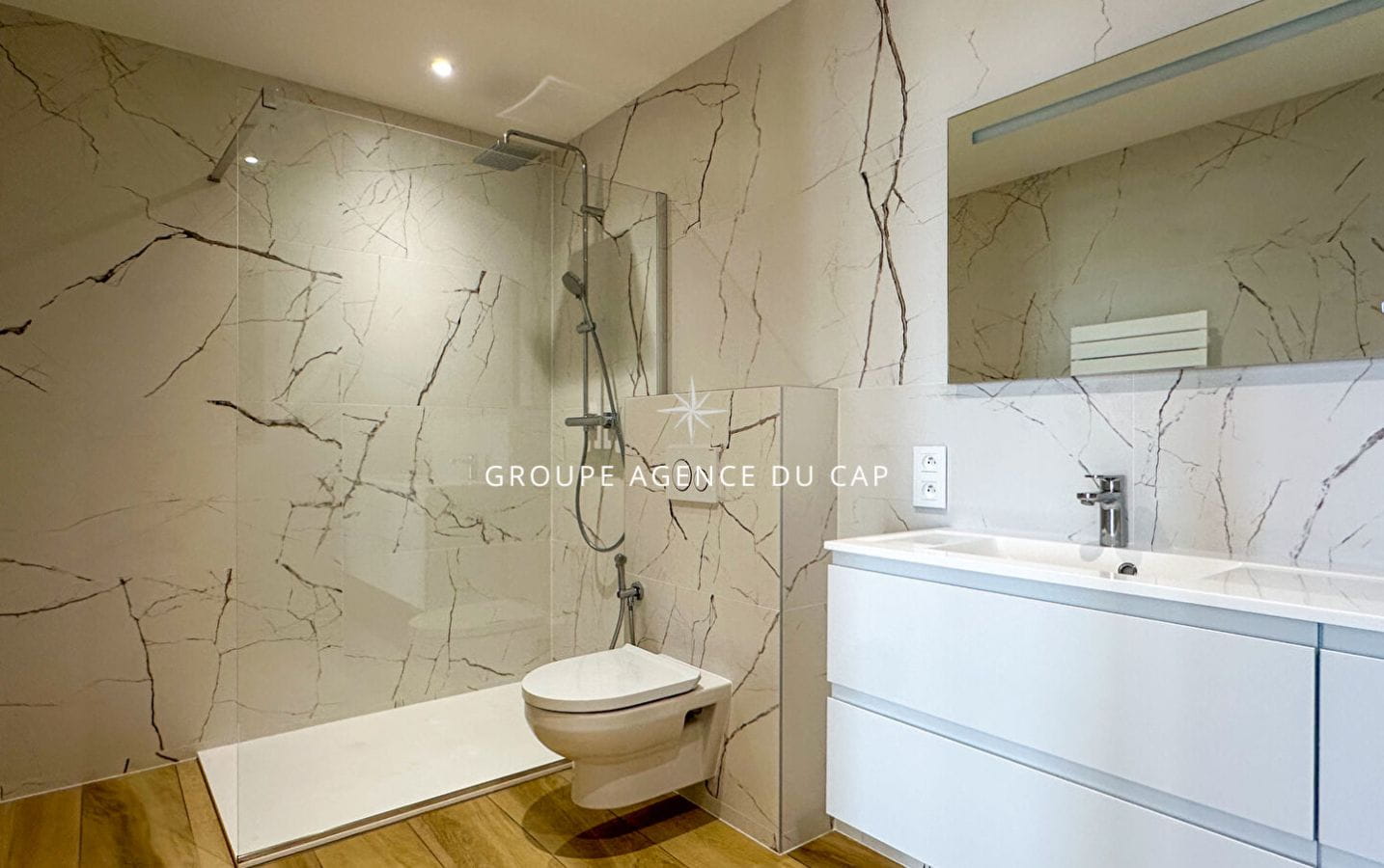 À VENDRE VILLA ENTIÈREMENT RÉNOVÉE DE 6 PIÈCES AVEC VUE PANORAMIQUE SUR SAINT-TROPEZ A PIED DES PLAGES ET CENTRE VILLE Image 11