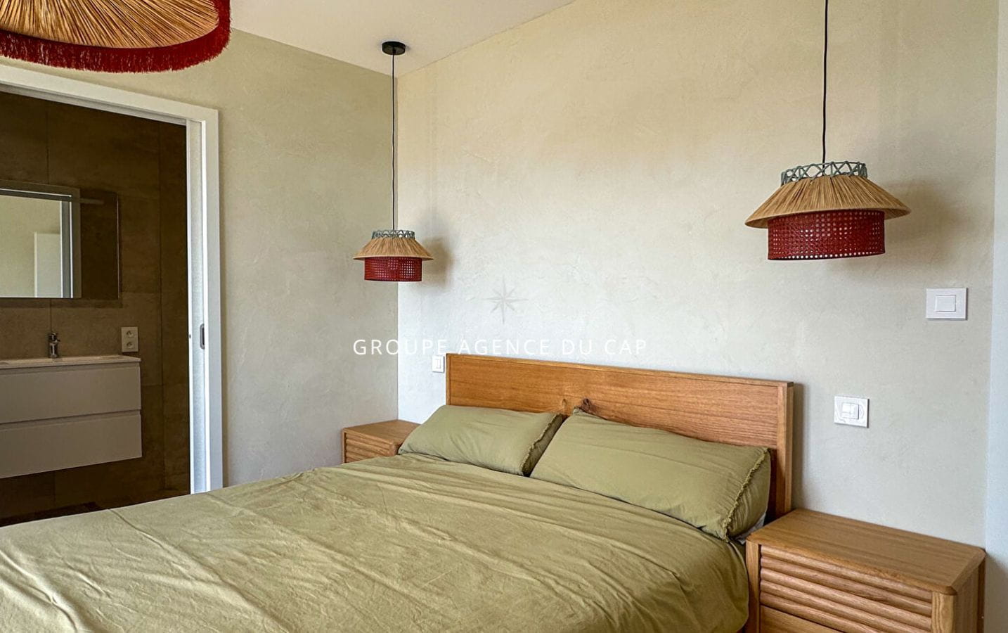 À VENDRE VILLA ENTIÈREMENT RÉNOVÉE DE 6 PIÈCES AVEC VUE PANORAMIQUE SUR SAINT-TROPEZ A PIED DES PLAGES ET CENTRE VILLE Image 12