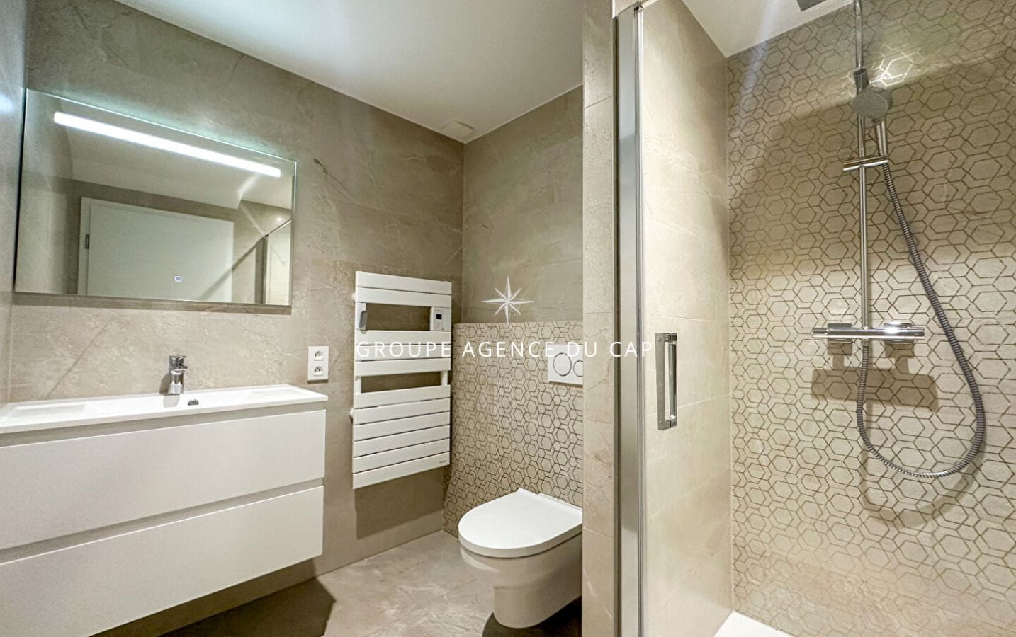 À VENDRE VILLA ENTIÈREMENT RÉNOVÉE DE 6 PIÈCES AVEC VUE PANORAMIQUE SUR SAINT-TROPEZ A PIED DES PLAGES ET CENTRE VILLE Image 13