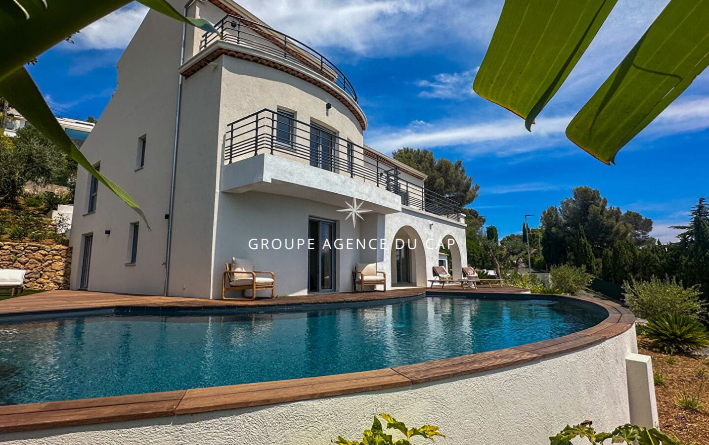 À VENDRE VILLA ENTIÈREMENT RÉNOVÉE DE 6 PIÈCES AVEC VUE PANORAMIQUE SUR SAINT-TROPEZ A PIED DES PLAGES ET CENTRE VILLE Image 0