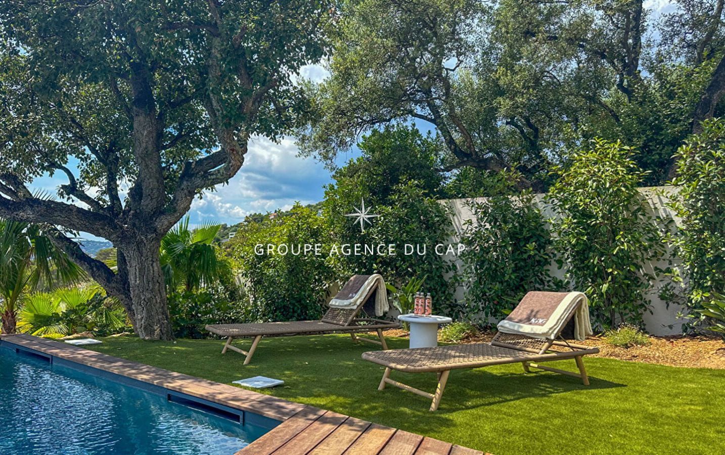 À VENDRE VILLA ENTIÈREMENT RÉNOVÉE DE 6 PIÈCES AVEC VUE PANORAMIQUE SUR SAINT-TROPEZ A PIED DES PLAGES ET CENTRE VILLE Image 2