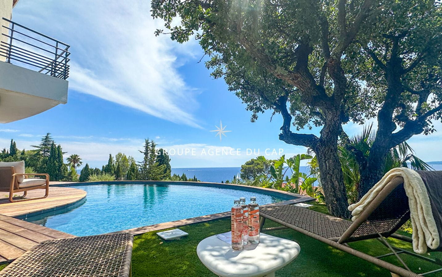 À VENDRE VILLA ENTIÈREMENT RÉNOVÉE DE 6 PIÈCES AVEC VUE PANORAMIQUE SUR SAINT-TROPEZ A PIED DES PLAGES ET CENTRE VILLE Image 3