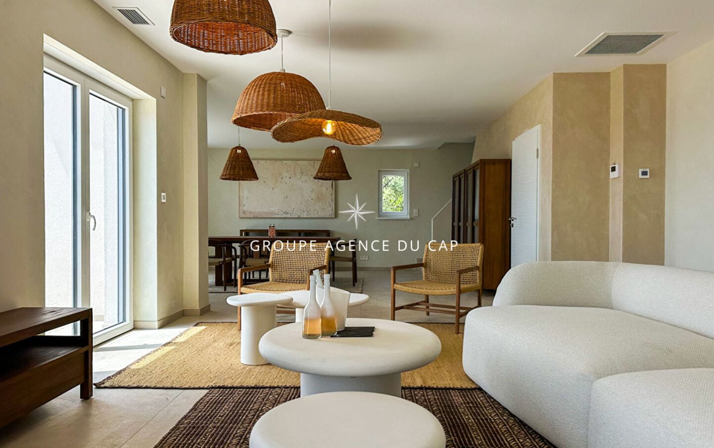 À VENDRE VILLA ENTIÈREMENT RÉNOVÉE DE 6 PIÈCES AVEC VUE PANORAMIQUE SUR SAINT-TROPEZ A PIED DES PLAGES ET CENTRE VILLE Image 4