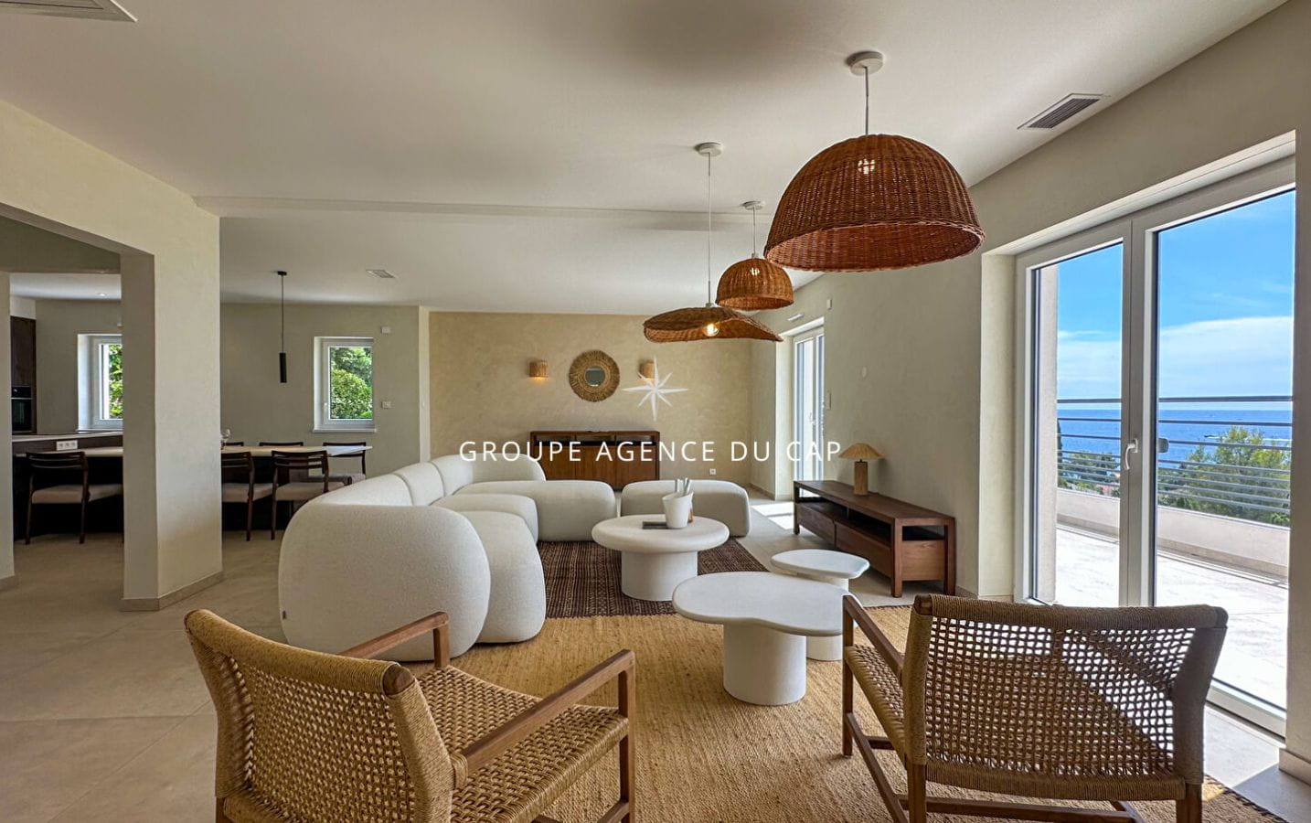 À VENDRE VILLA ENTIÈREMENT RÉNOVÉE DE 6 PIÈCES AVEC VUE PANORAMIQUE SUR SAINT-TROPEZ A PIED DES PLAGES ET CENTRE VILLE Image 5