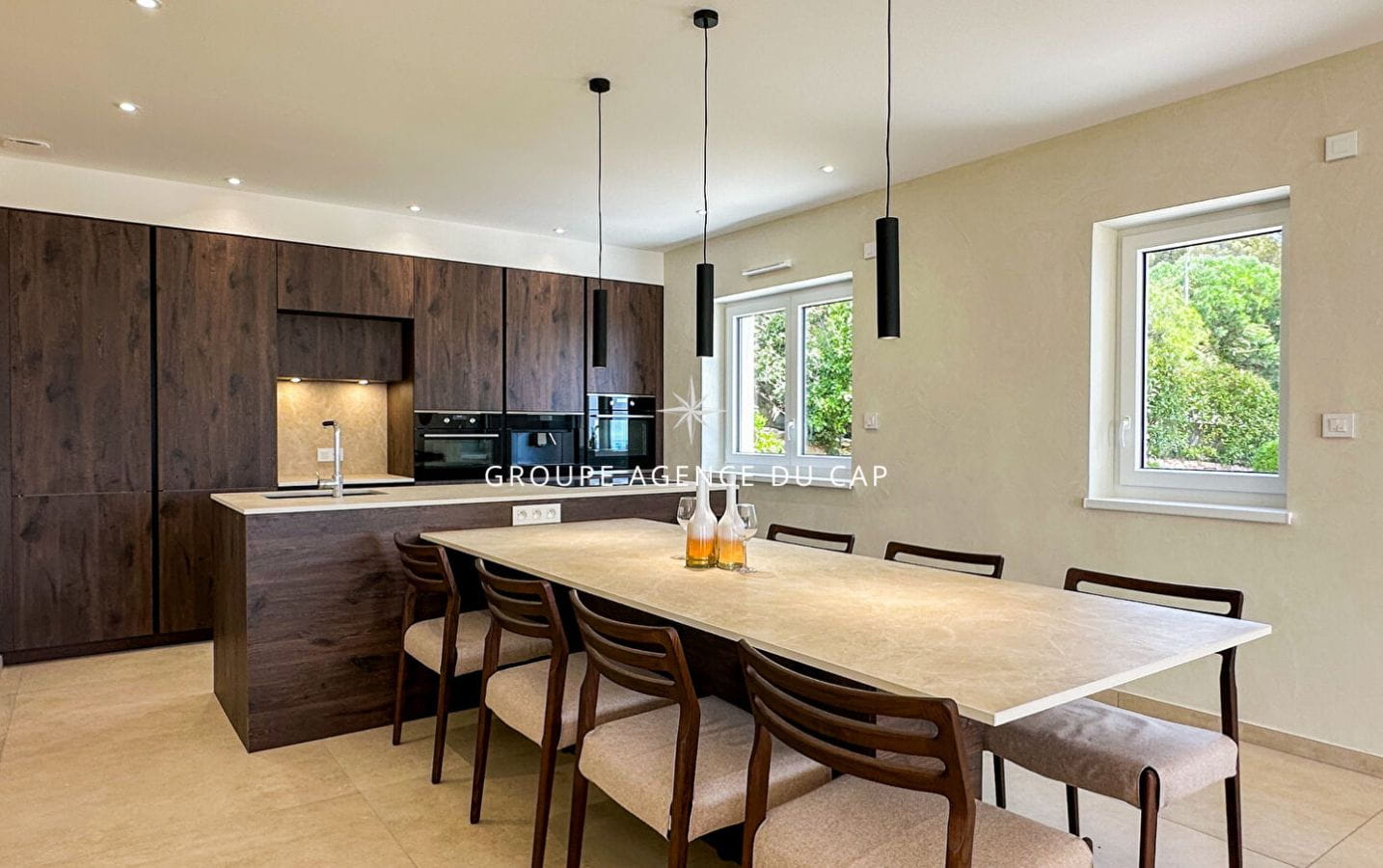 À VENDRE VILLA ENTIÈREMENT RÉNOVÉE DE 6 PIÈCES AVEC VUE PANORAMIQUE SUR SAINT-TROPEZ A PIED DES PLAGES ET CENTRE VILLE Image 6