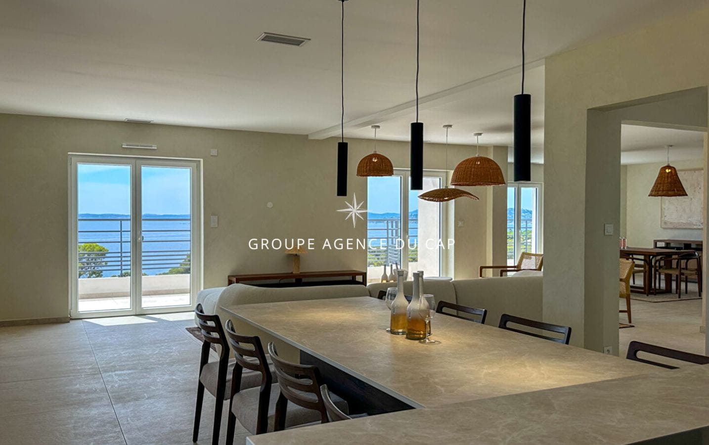 À VENDRE VILLA ENTIÈREMENT RÉNOVÉE DE 6 PIÈCES AVEC VUE PANORAMIQUE SUR SAINT-TROPEZ A PIED DES PLAGES ET CENTRE VILLE Image 7