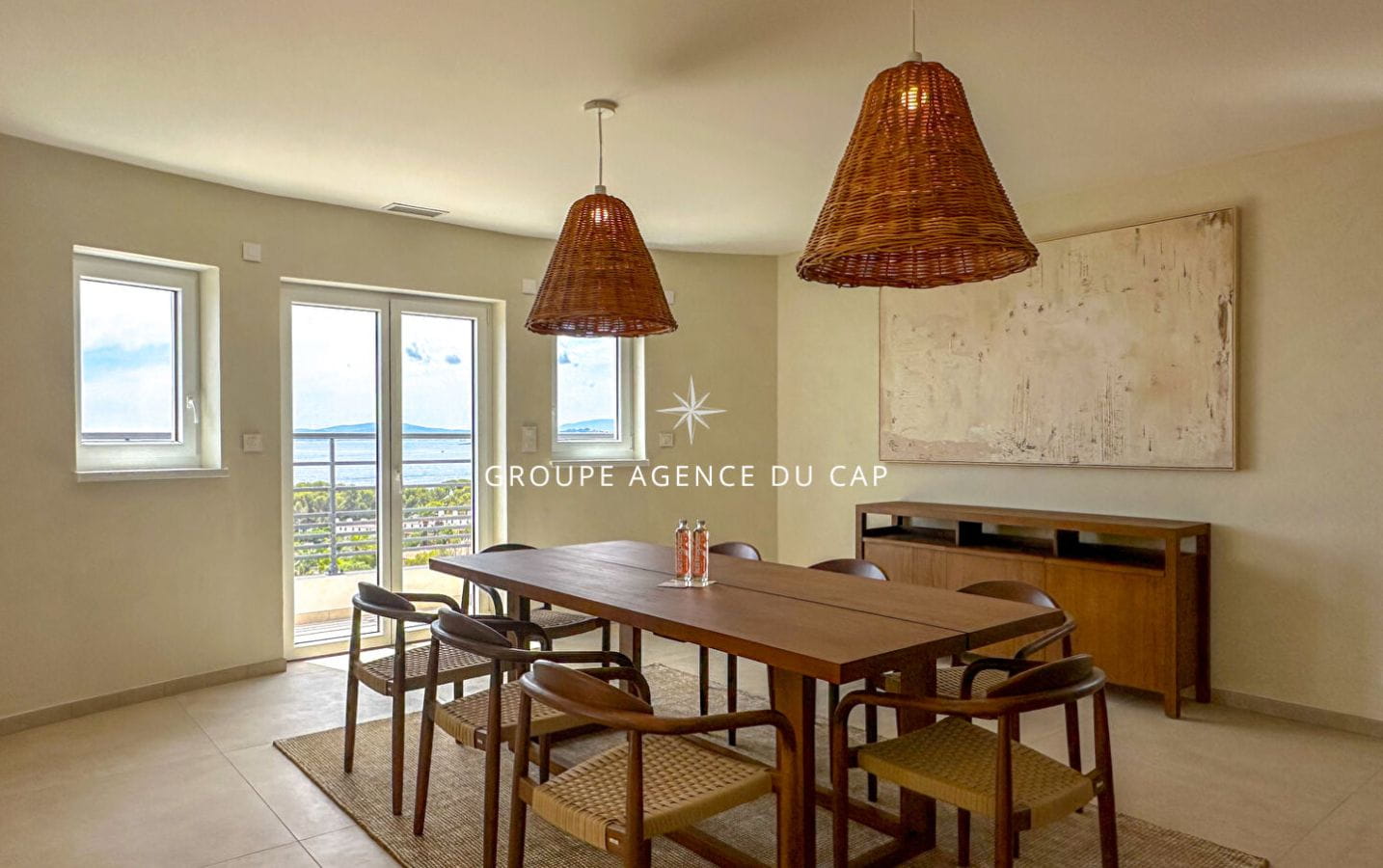 À VENDRE VILLA ENTIÈREMENT RÉNOVÉE DE 6 PIÈCES AVEC VUE PANORAMIQUE SUR SAINT-TROPEZ A PIED DES PLAGES ET CENTRE VILLE Image 8