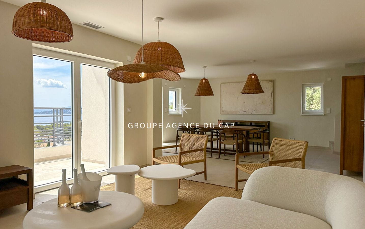 À VENDRE VILLA ENTIÈREMENT RÉNOVÉE DE 6 PIÈCES AVEC VUE PANORAMIQUE SUR SAINT-TROPEZ A PIED DES PLAGES ET CENTRE VILLE Image 9