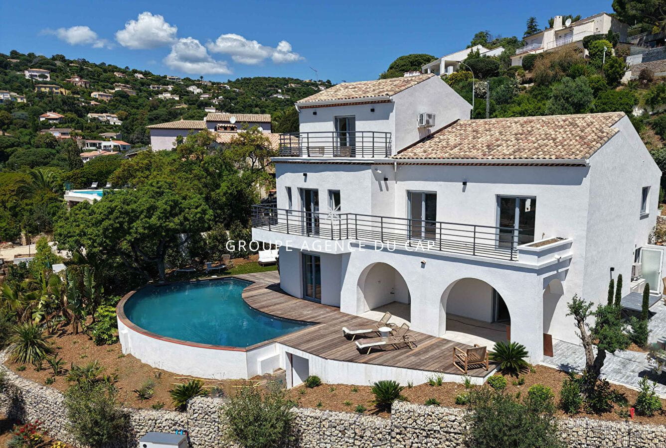 A VENDRE VILLA ENTIEREMENT RENOVEE ET MEUBLEE DE 6 PIECES AVEC VUE PANORAMIQUE SUR SAINT-TROPEZ Image 1