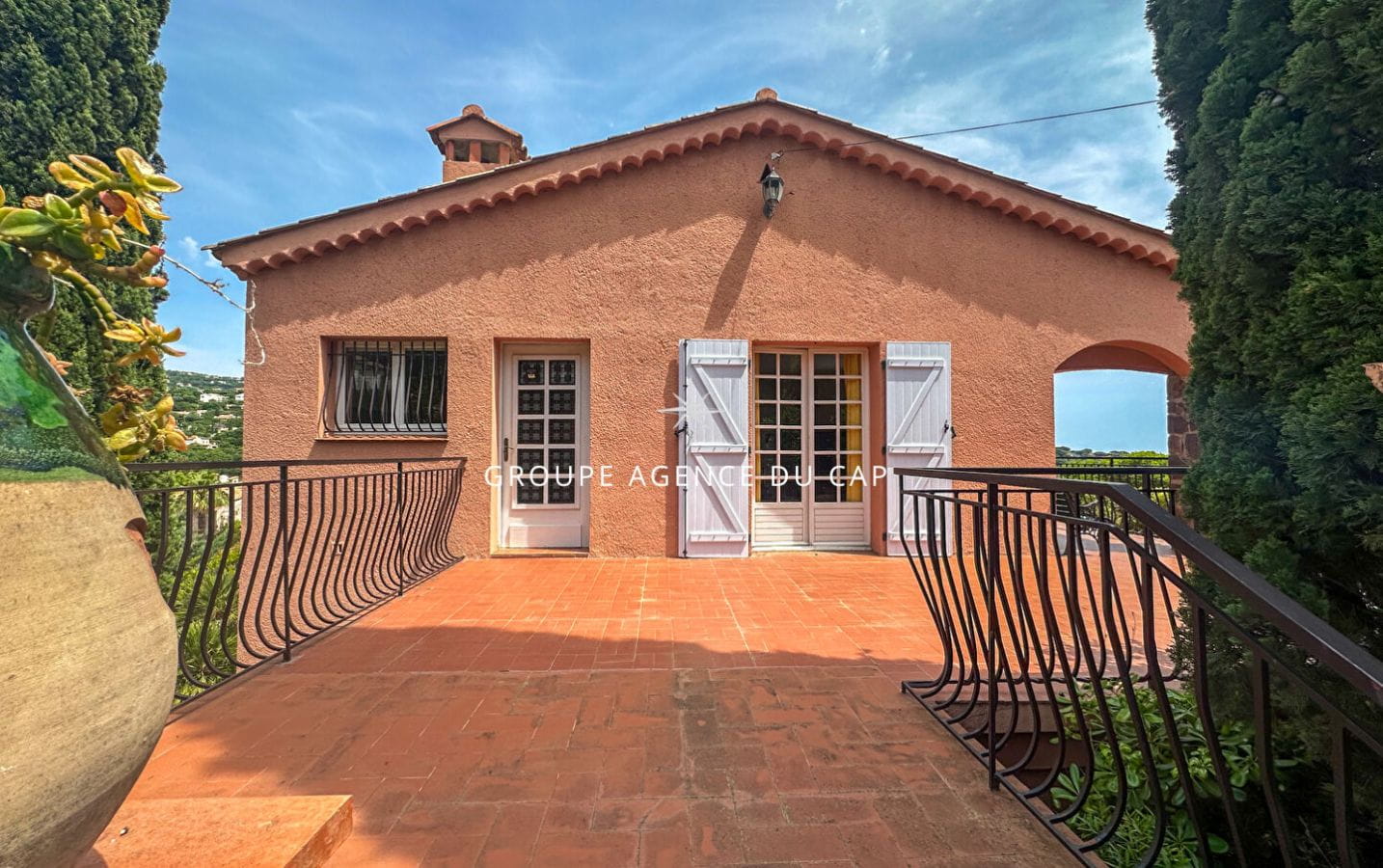 À VENDRE VILLA DE 145M2, 7 PIÈCES COMPRENANT 5 CHAMBRES , VUE MER, SITUÉE AUX ISSAMBRES Image 15