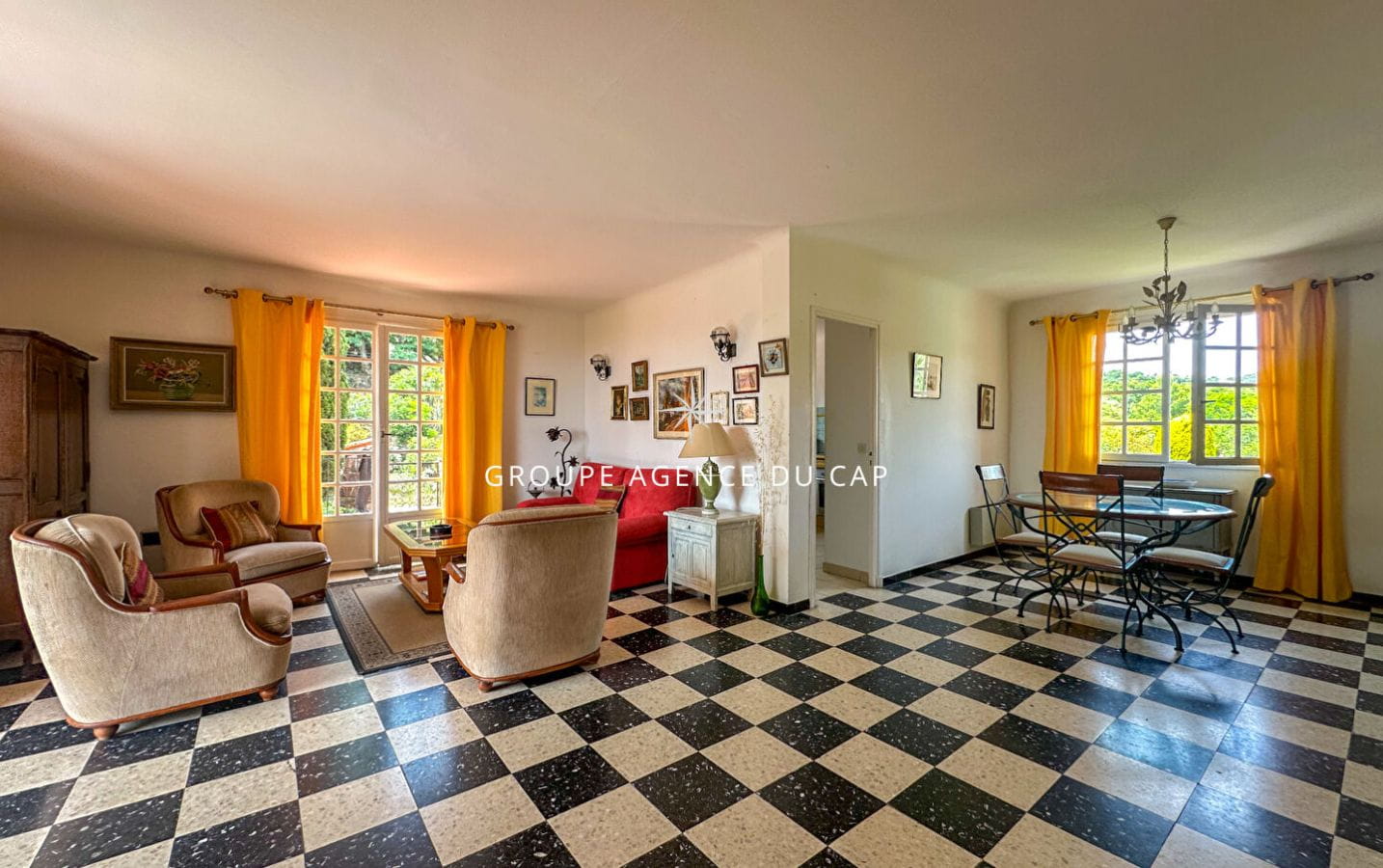 À VENDRE VILLA DE 145M2, 7 PIÈCES COMPRENANT 5 CHAMBRES , VUE MER, SITUÉE AUX ISSAMBRES Image 2