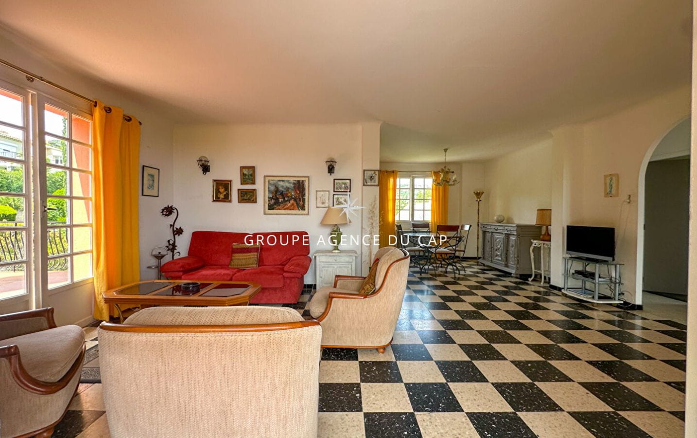 À VENDRE VILLA DE 145M2, 7 PIÈCES COMPRENANT 5 CHAMBRES , VUE MER, SITUÉE AUX ISSAMBRES Image 5