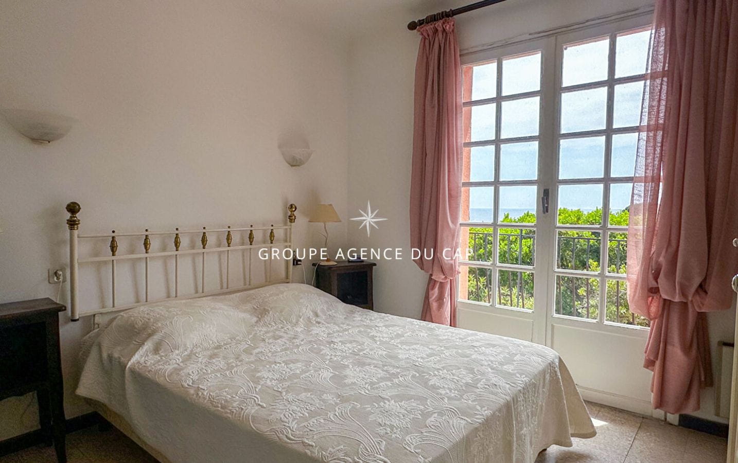 À VENDRE VILLA DE 145M2, 7 PIÈCES COMPRENANT 5 CHAMBRES , VUE MER, SITUÉE AUX ISSAMBRES Image 7