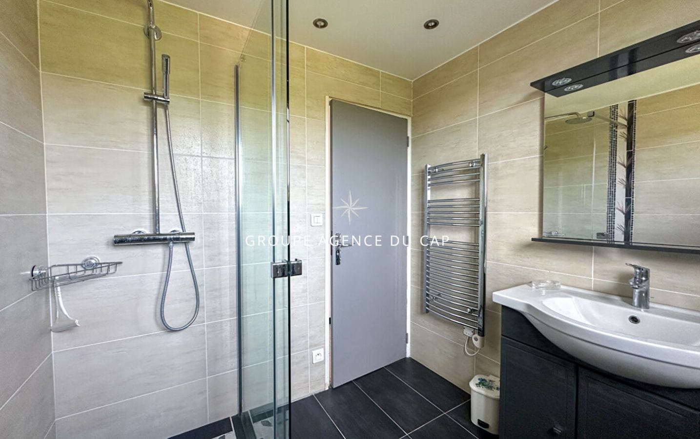 À VENDRE VILLA DE 145M2, 7 PIÈCES COMPRENANT 5 CHAMBRES , VUE MER, SITUÉE AUX ISSAMBRES Image 9