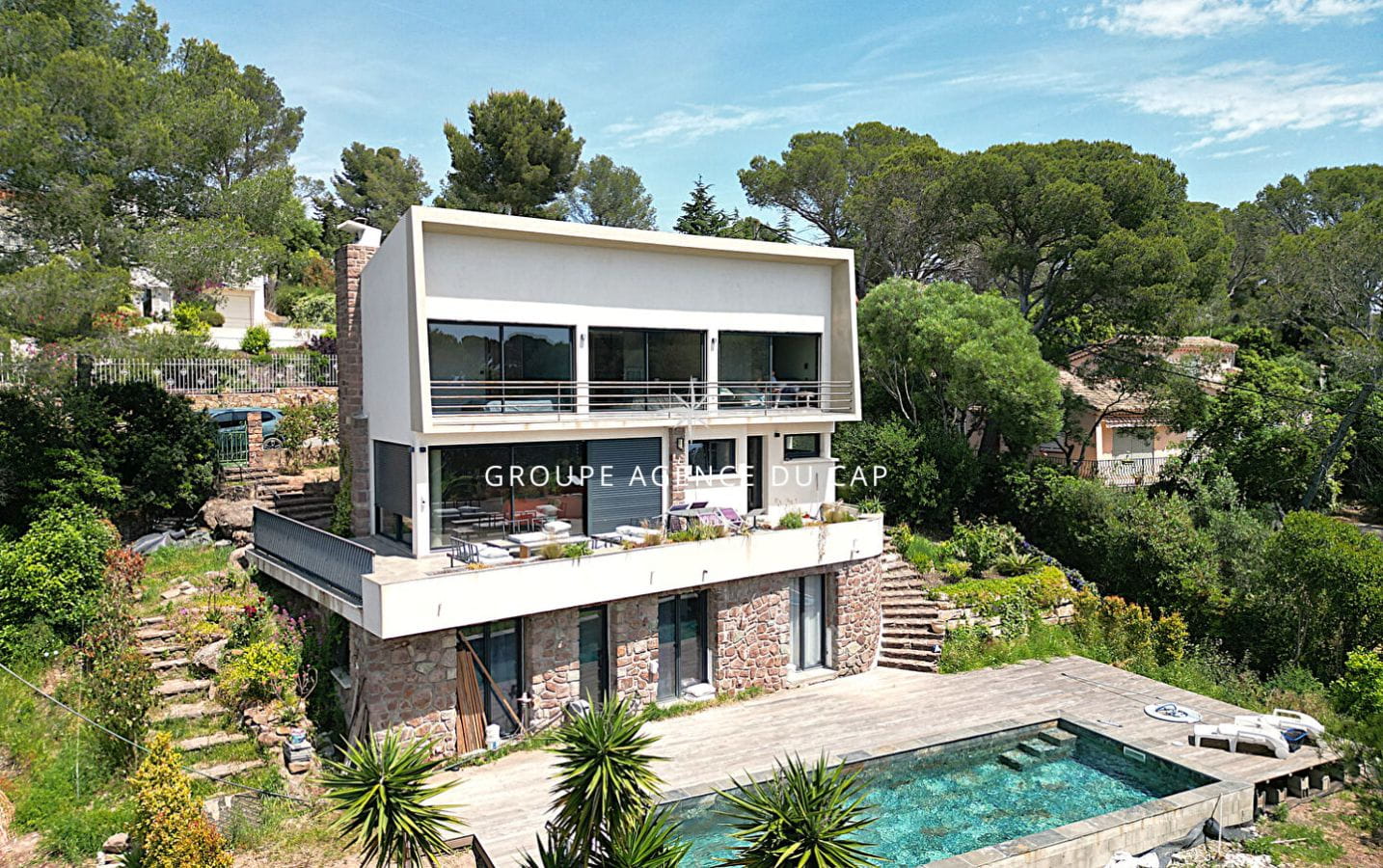 SAINT RAPHAEL, BELLE VILLA CONTEMPORAINE VUE MER, 220 M², QUARTIER  PRISÉ PROCHE MER ET COMMERCES, CALME ABSOLU Image 0