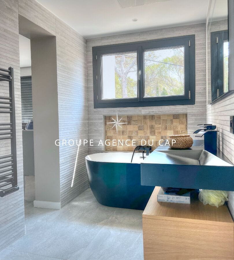 SAINT RAPHAEL, BELLE VILLA CONTEMPORAINE VUE MER, 220 M², QUARTIER  PRISÉ PROCHE MER ET COMMERCES, CALME ABSOLU Image 7