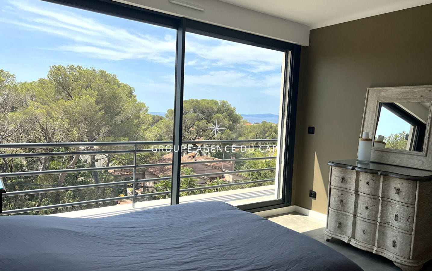 SAINT RAPHAEL, BELLE VILLA CONTEMPORAINE VUE MER, 220 M², QUARTIER  PRISÉ PROCHE MER ET COMMERCES, CALME ABSOLU Image 8