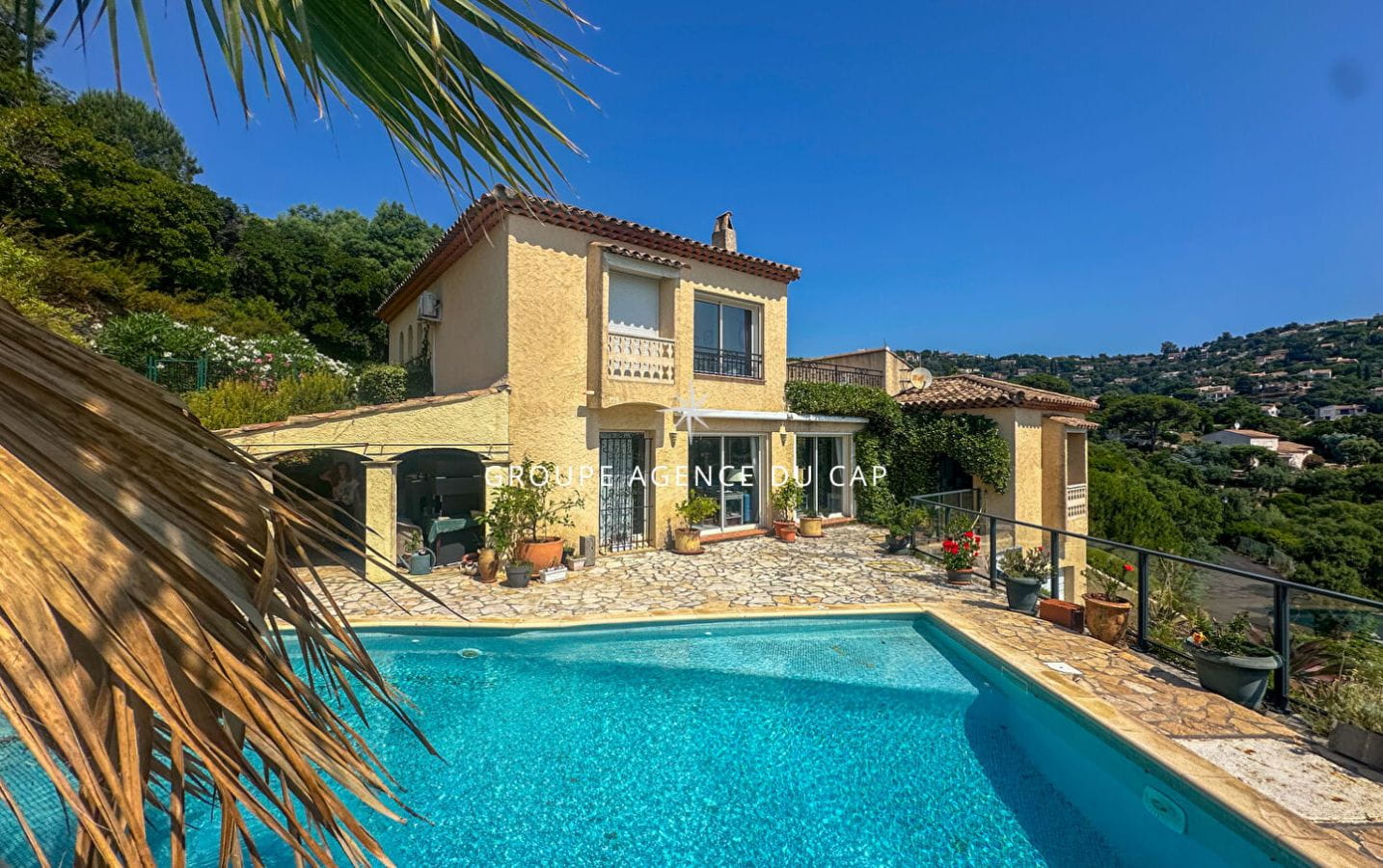 À VENDRE VILLA VUE MER 4 CHAMBRES 206M2 LES ISSAMBRES Image 0