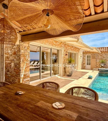 LES ISSAMBRES PROPRIETE DE CHARME  EN PIERRE VUE MER 5 CHAMBRES PISCINE