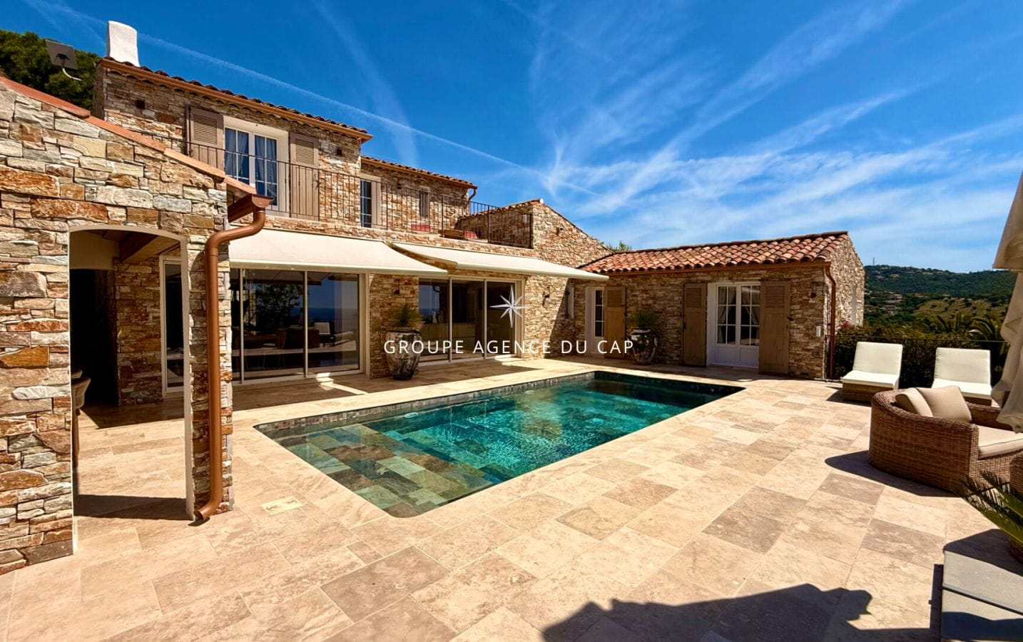 LES ISSAMBRES VILLA DE CHARME EN PIERRE VUE MER 5 CHAMBRES PISCINE Image 2