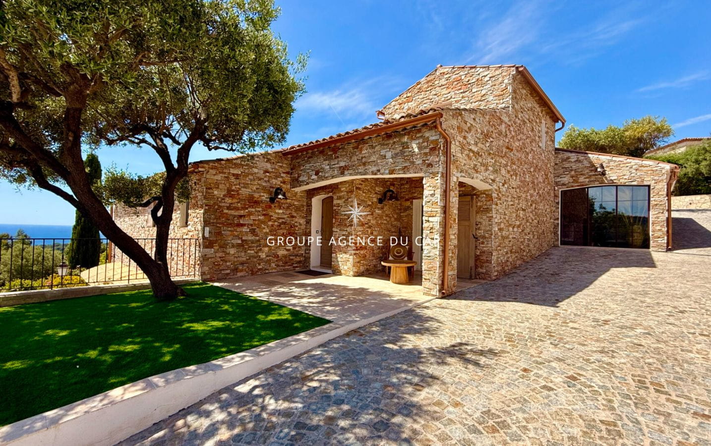 LES ISSAMBRES VILLA DE CHARME EN PIERRE VUE MER 5 CHAMBRES PISCINE Image 3