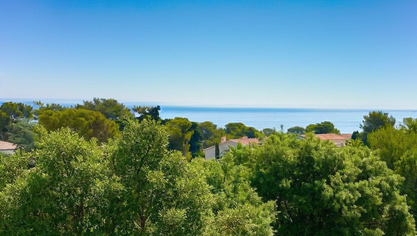 FOR SALE MODERN VILLA WITHIN WALKING DISTANCE OF SAINT AYGULF TOWN CENTRE 4 BEDROOMS BOWLING COURT AND POOL Image 1