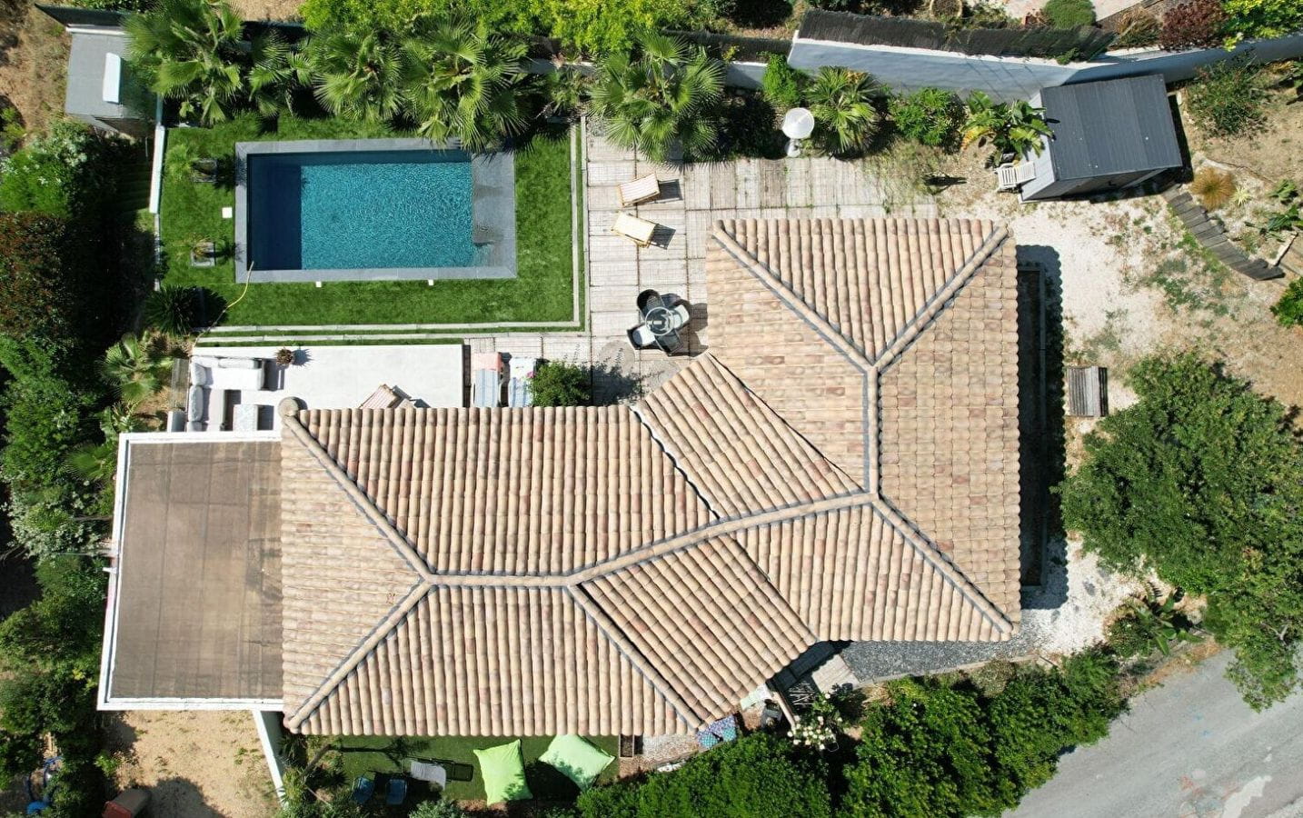 FOR SALE MODERN VILLA WITHIN WALKING DISTANCE OF SAINT AYGULF TOWN CENTRE 4 BEDROOMS BOWLING COURT AND POOL Image 1