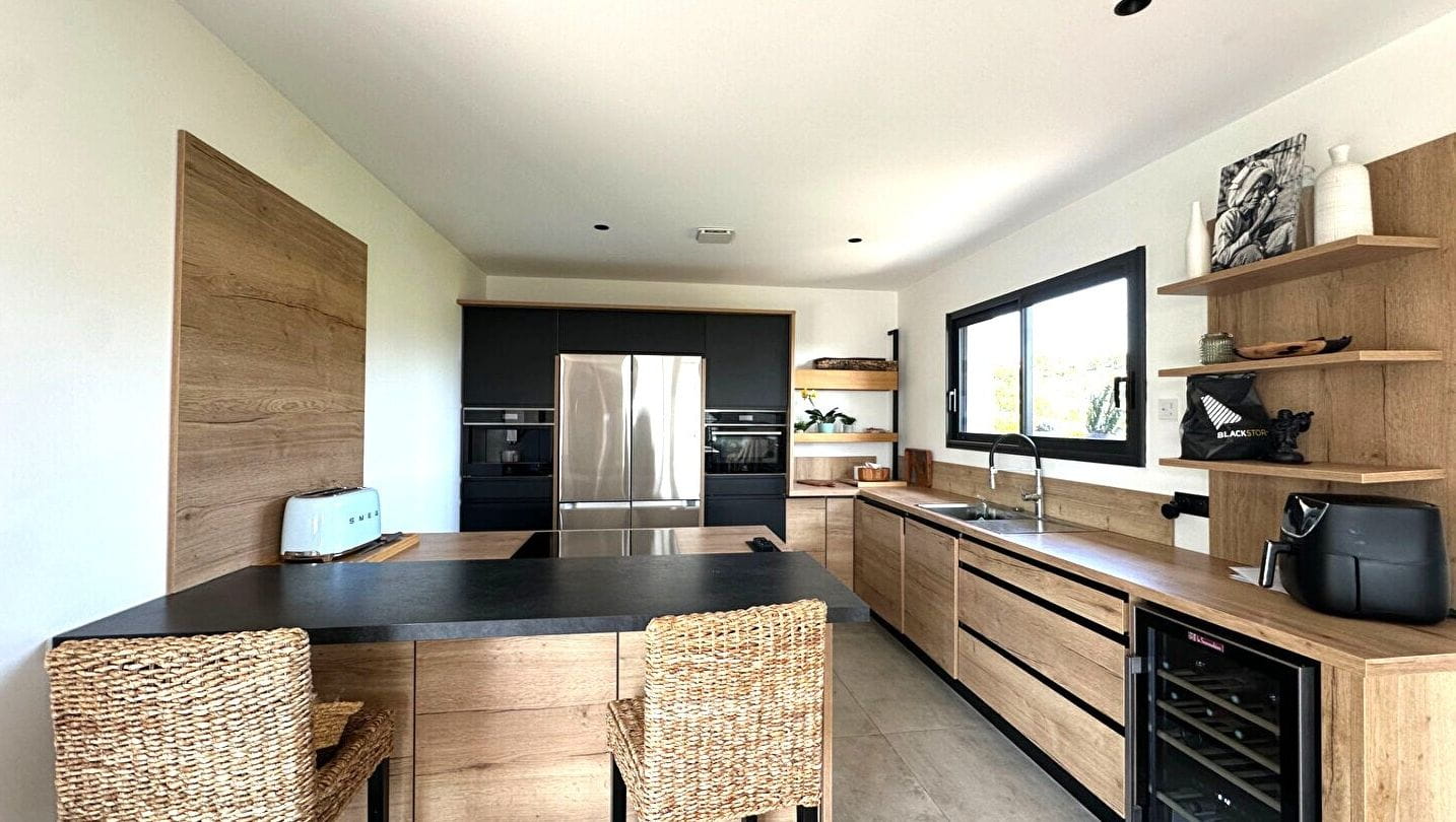 FOR SALE MODERN VILLA WITHIN WALKING DISTANCE OF SAINT AYGULF TOWN CENTRE 4 BEDROOMS BOWLING COURT AND POOL Image 10