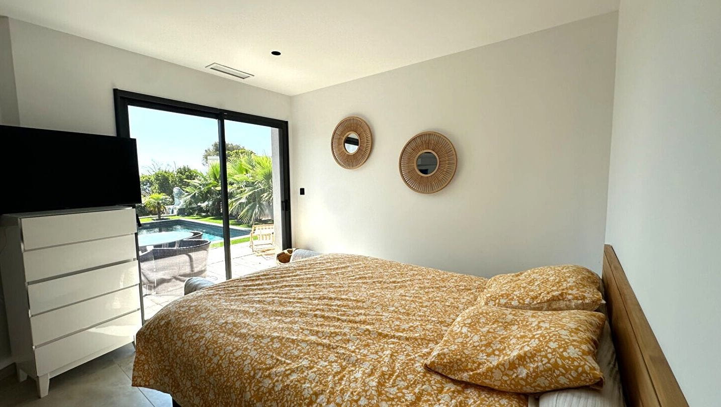 FOR SALE MODERN VILLA WITHIN WALKING DISTANCE OF SAINT AYGULF TOWN CENTRE 4 BEDROOMS BOWLING COURT AND POOL Image 11