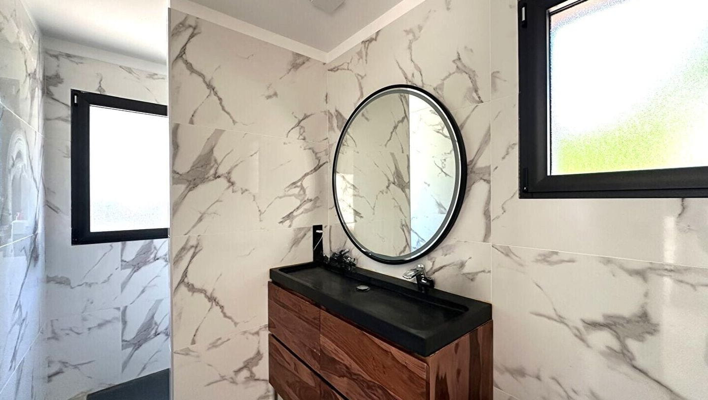 FOR SALE MODERN VILLA WITHIN WALKING DISTANCE OF SAINT AYGULF TOWN CENTRE 4 BEDROOMS BOWLING COURT AND POOL Image 12