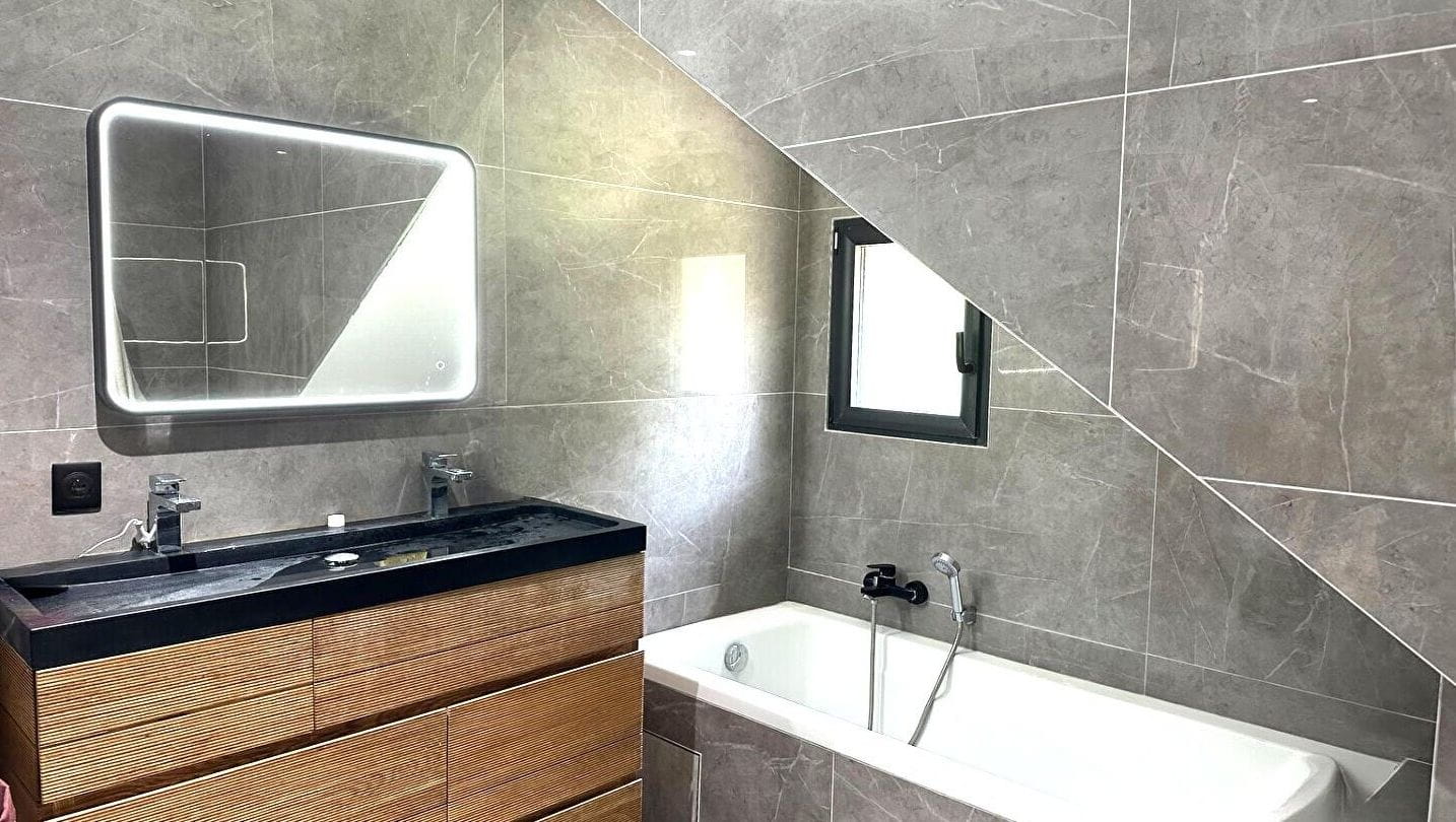 FOR SALE MODERN VILLA WITHIN WALKING DISTANCE OF SAINT AYGULF TOWN CENTRE 4 BEDROOMS BOWLING COURT AND POOL Image 14