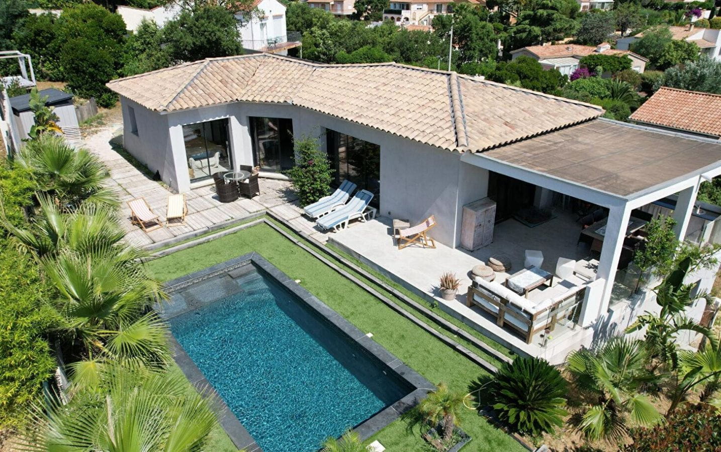 FOR SALE MODERN VILLA WITHIN WALKING DISTANCE OF SAINT AYGULF TOWN CENTRE 4 BEDROOMS BOWLING COURT AND POOL Image 0