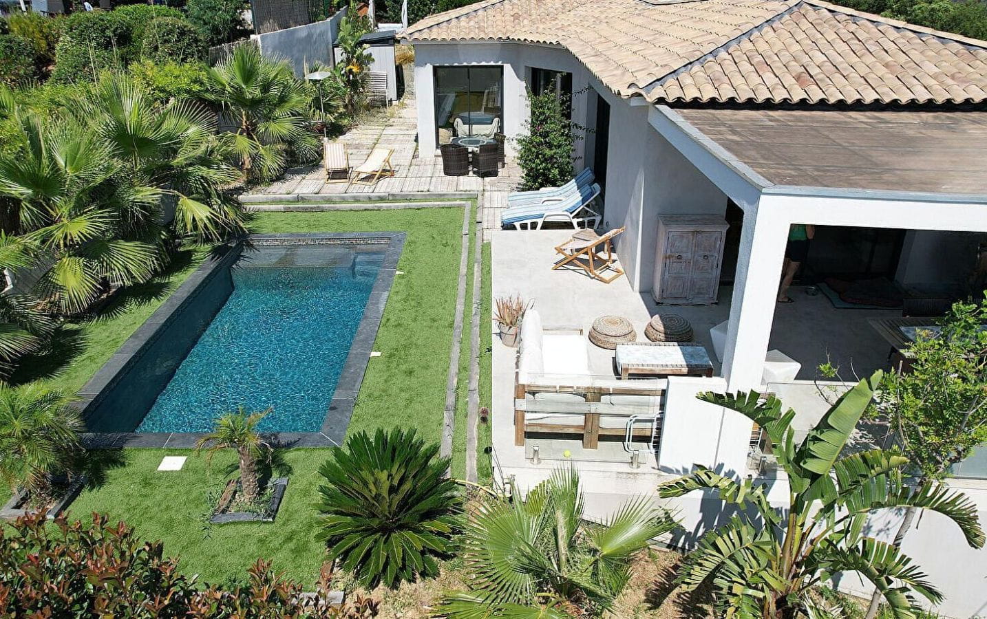 FOR SALE MODERN VILLA WITHIN WALKING DISTANCE OF SAINT AYGULF TOWN CENTRE 4 BEDROOMS BOWLING COURT AND POOL Image 2