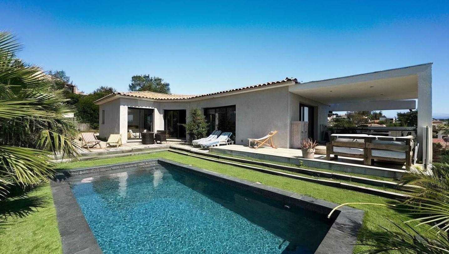 FOR SALE MODERN VILLA WITHIN WALKING DISTANCE OF SAINT AYGULF TOWN CENTRE 4 BEDROOMS BOWLING COURT AND POOL Image 3