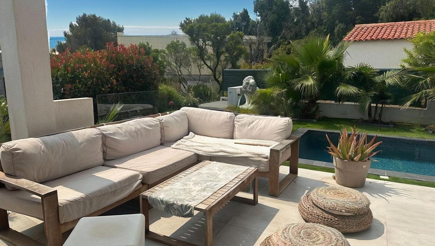 FOR SALE MODERN VILLA WITHIN WALKING DISTANCE OF SAINT AYGULF TOWN CENTRE 4 BEDROOMS BOWLING COURT AND POOL Image 4