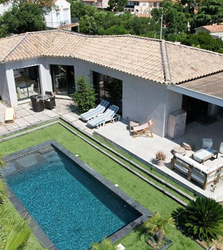 FOR SALE MODERN VILLA WITHIN WALKING DISTANCE OF SAINT AYGULF TOWN CENTRE 4 BEDROOMS BOWLING COURT AND POOL