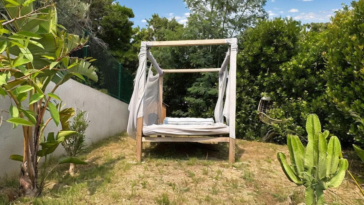 FOR SALE MODERN VILLA WITHIN WALKING DISTANCE OF SAINT AYGULF TOWN CENTRE 4 BEDROOMS BOWLING COURT AND POOL Image 5