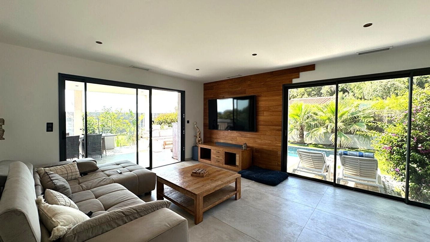 FOR SALE MODERN VILLA WITHIN WALKING DISTANCE OF SAINT AYGULF TOWN CENTRE 4 BEDROOMS BOWLING COURT AND POOL Image 7