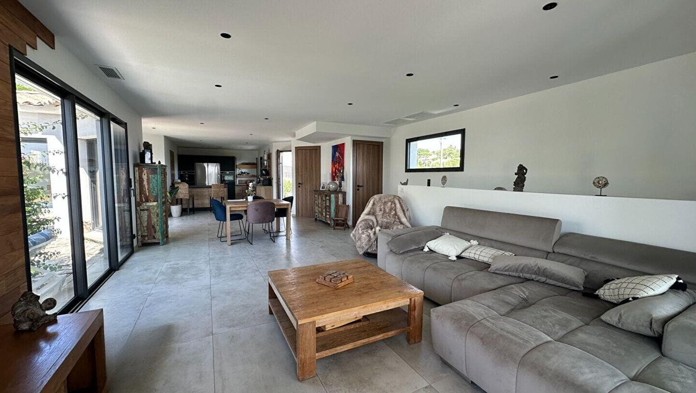 FOR SALE MODERN VILLA WITHIN WALKING DISTANCE OF SAINT AYGULF TOWN CENTRE 4 BEDROOMS BOWLING COURT AND POOL Image 8