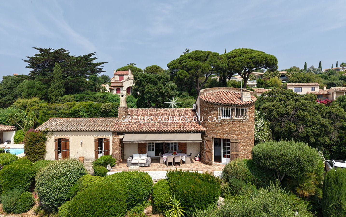 À VENDRE VILLA DE CHARME PROVENÇALE À PIED DU CENTRE VILLE DE SAINTE MAXIME, 106M2 3 CHAMBRES UN STUDIO INDÉPENDANT PISCINE VUE SUR LE GOLF DE SAINT-TROPEZ Image 0