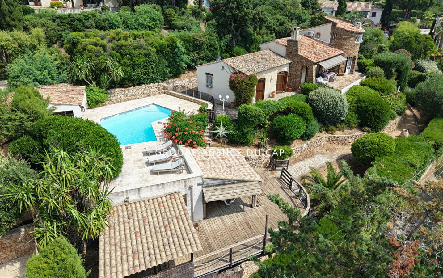 À VENDRE VILLA DE CHARME PROVENÇALE À PIED DU CENTRE VILLE DE SAINTE MAXIME, 106M2 3 CHAMBRES UN STUDIO INDÉPENDANT PISCINE VUE SUR LE GOLF DE SAINT-TROPEZ Image 3