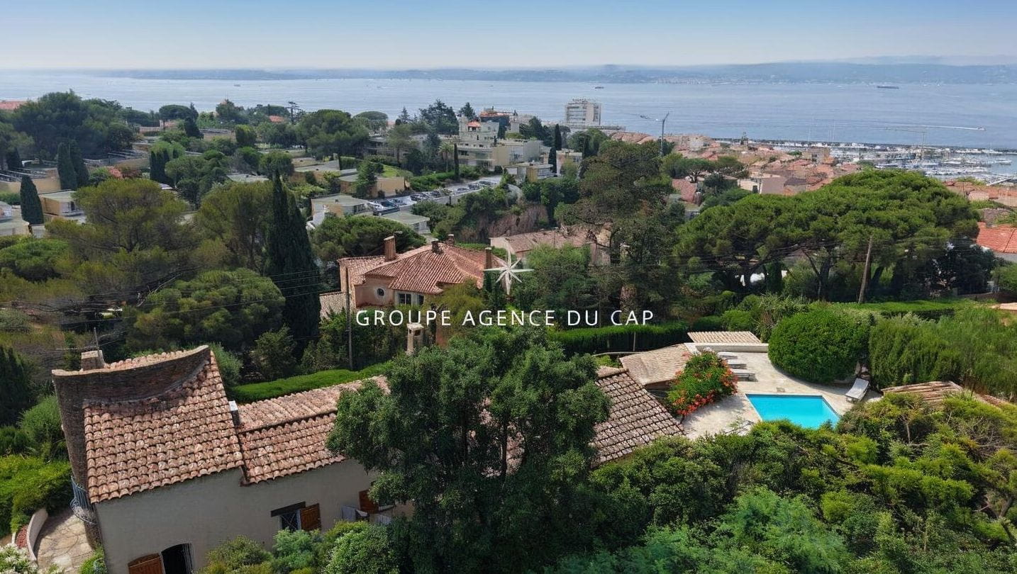 FOR SALE CHARMING PROVENCAL VILLA WITHIN WALKING DISTANCE OF THE TOWN CENTER OF SAINTE MAXIME, 106M2 3 BEDROOMS AN INDEPENDENT STUDIO SWIMMING POOL VIEW OF THE SAINT-TROPEZ GOLF COURSE Image 0