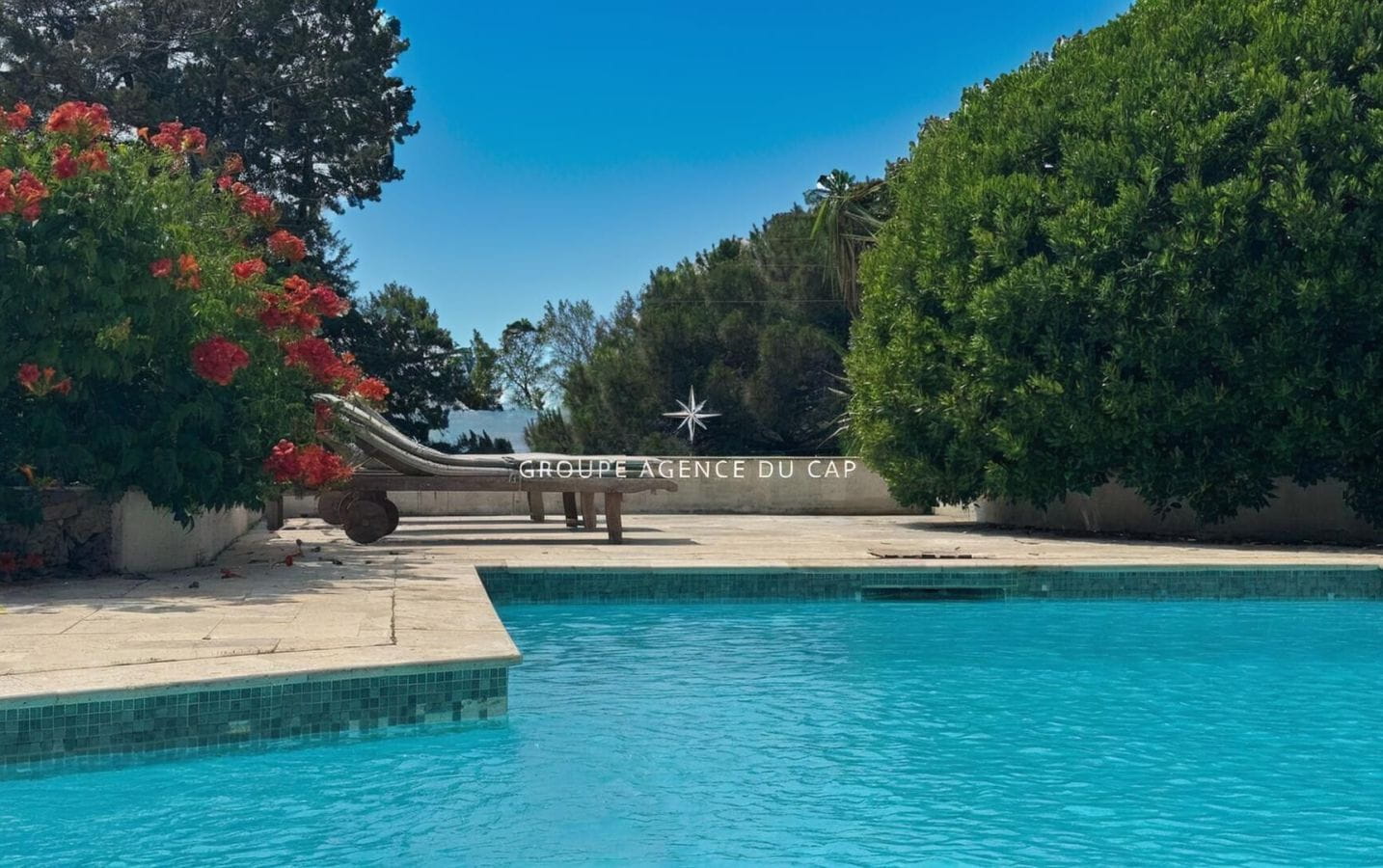 FOR SALE CHARMING PROVENCAL VILLA WITHIN WALKING DISTANCE OF THE TOWN CENTER OF SAINTE MAXIME, 106M2 3 BEDROOMS AN INDEPENDENT STUDIO SWIMMING POOL VIEW OF THE SAINT-TROPEZ GOLF COURSE Image 2