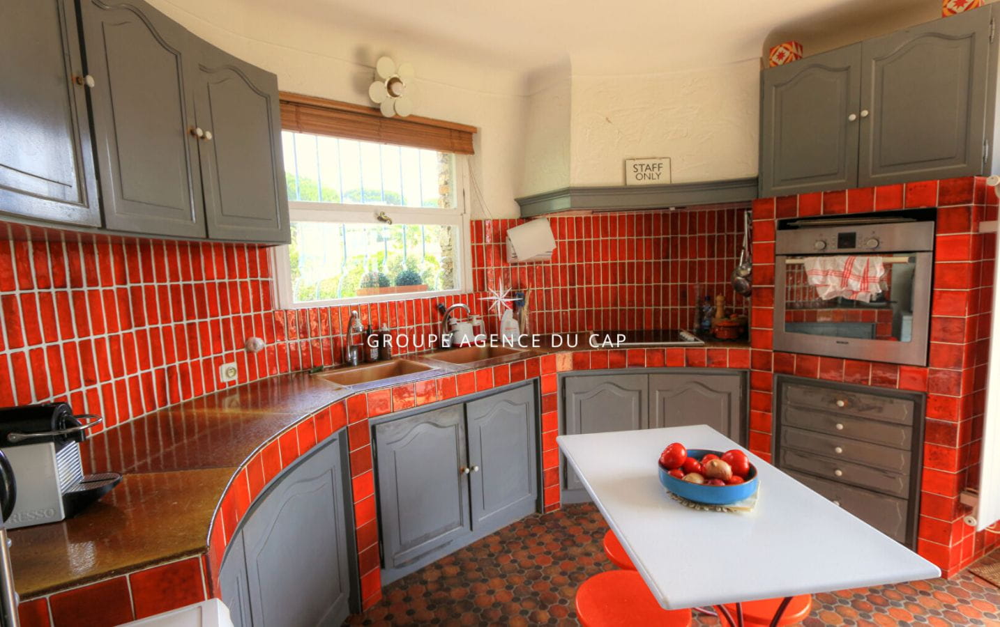 FOR SALE CHARMING PROVENCAL VILLA WITHIN WALKING DISTANCE OF THE TOWN CENTER OF SAINTE MAXIME, 106M2 3 BEDROOMS AN INDEPENDENT STUDIO SWIMMING POOL VIEW OF THE SAINT-TROPEZ GOLF COURSE Image 5