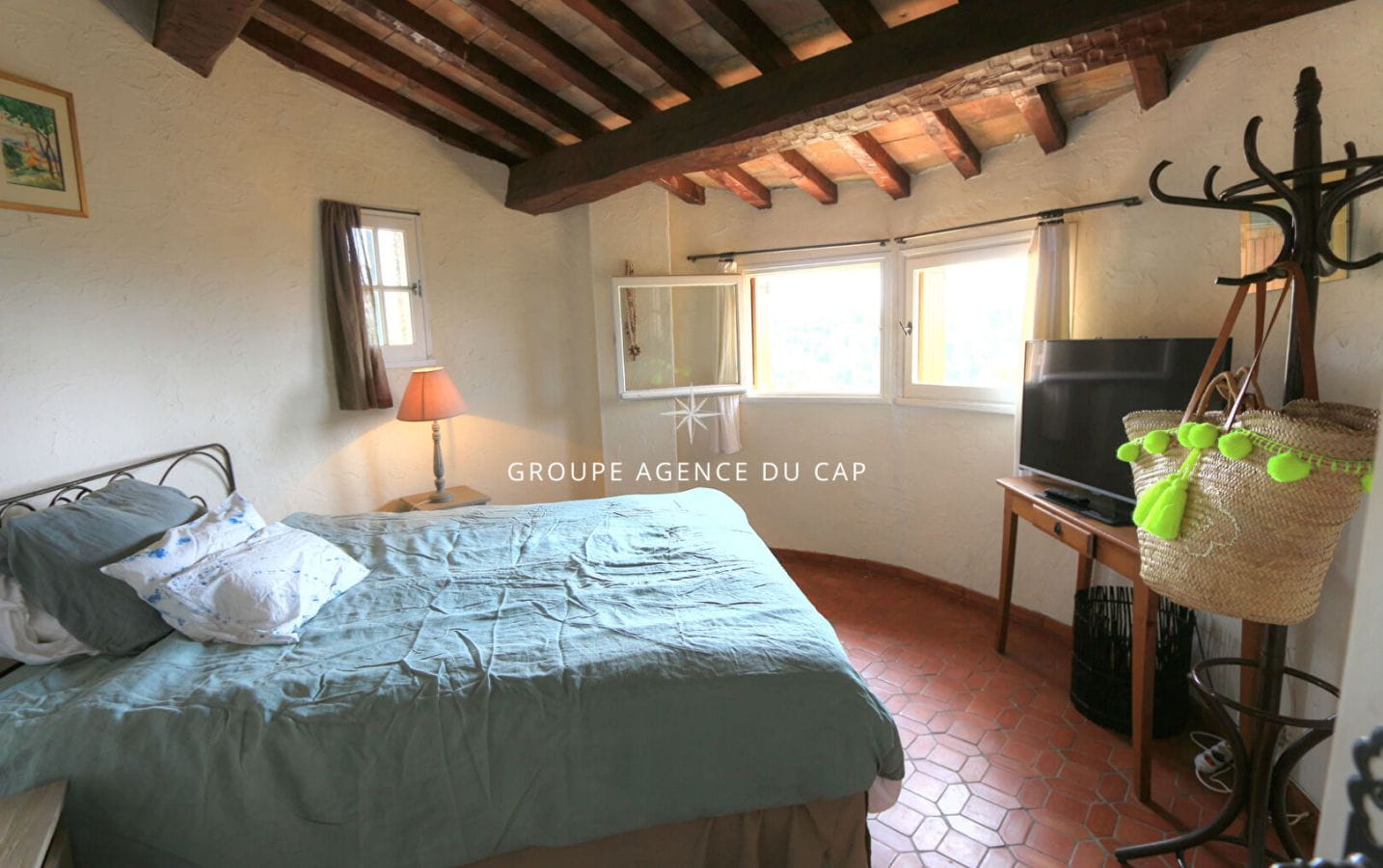 FOR SALE CHARMING PROVENCAL VILLA WITHIN WALKING DISTANCE OF THE TOWN CENTER OF SAINTE MAXIME, 106M2 3 BEDROOMS AN INDEPENDENT STUDIO SWIMMING POOL VIEW OF THE SAINT-TROPEZ GOLF COURSE Image 8