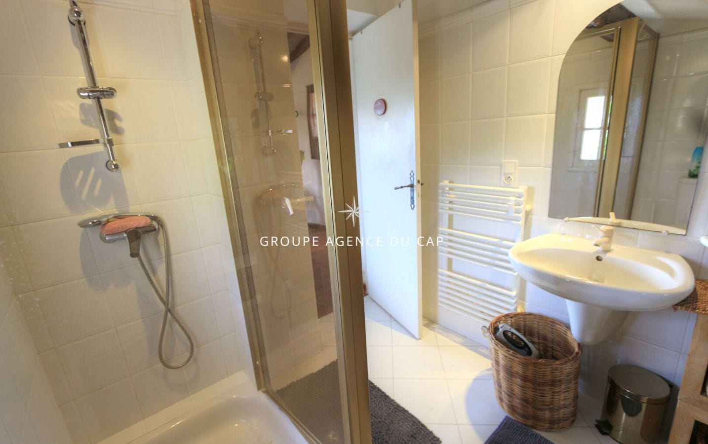 FOR SALE CHARMING PROVENCAL VILLA WITHIN WALKING DISTANCE OF THE TOWN CENTER OF SAINTE MAXIME, 106M2 3 BEDROOMS AN INDEPENDENT STUDIO SWIMMING POOL VIEW OF THE SAINT-TROPEZ GOLF COURSE Image 9