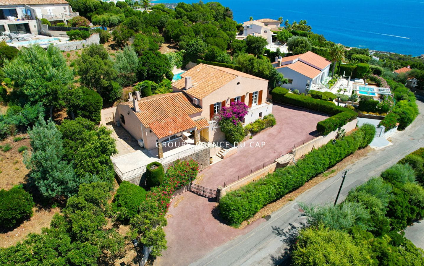 PROPRIETE VUE MER PANORAMIQUE 5 CHAMBRES PISCINE GRAND SOUS SOL DOUBLE GARAGE Image 0