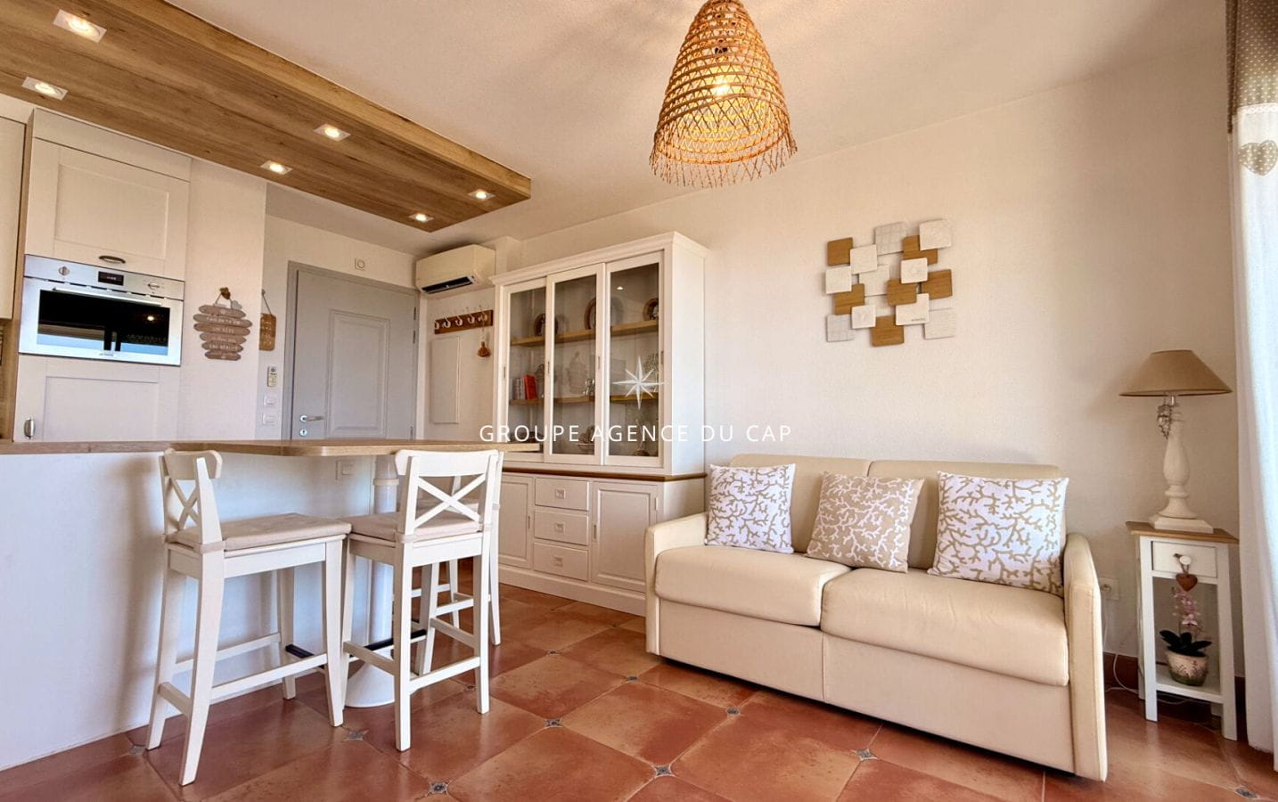 APPARTEMENT MAZET 2 PIECES AVEC VUE MER PANORAMIQUE JARDIN ET PLACE PRIVATIVE DANS UNE RESIDENCE PRIVEE AVEC PISCINE, AUX ISSAMBRES Image 3