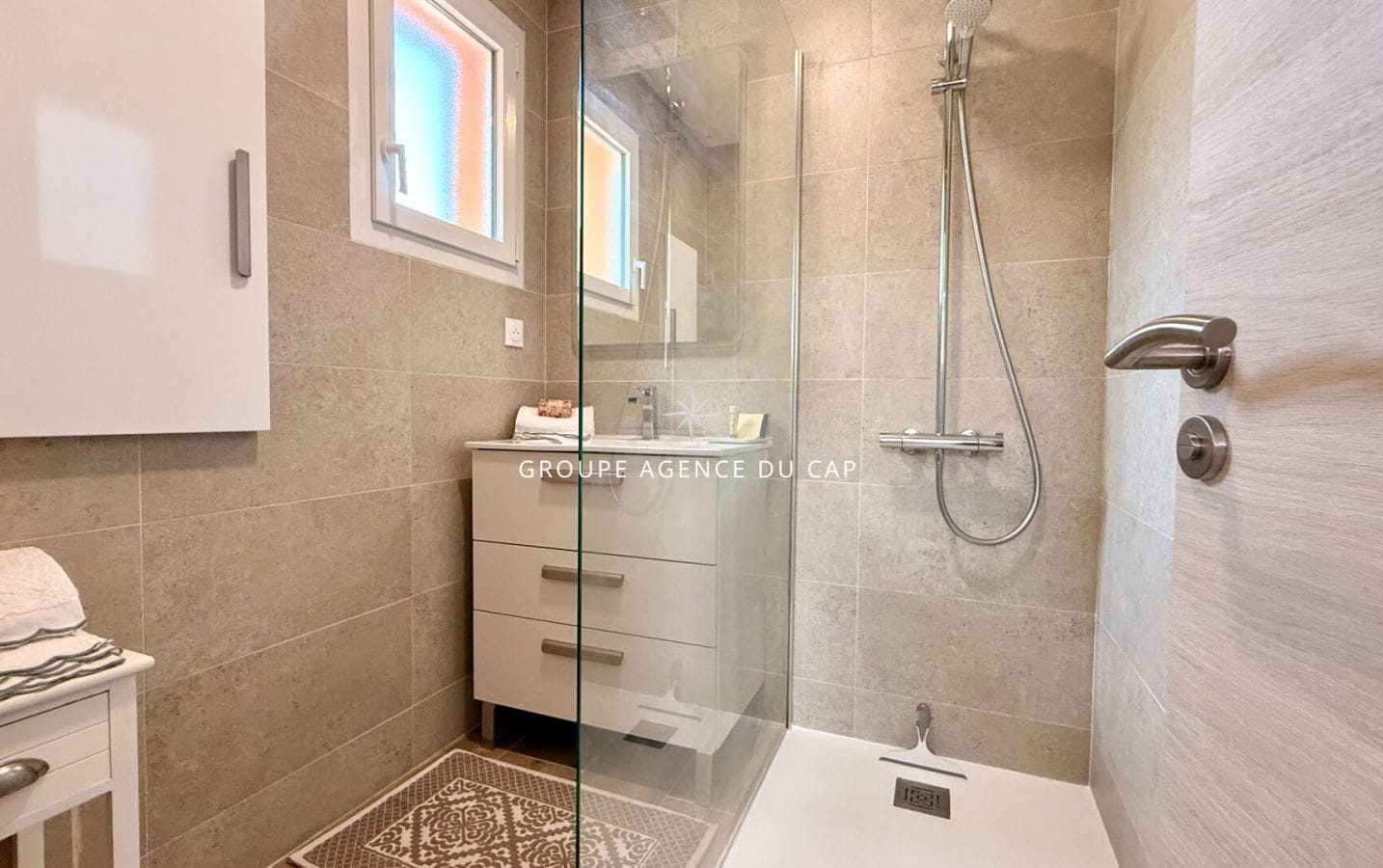 APPARTEMENT MAZET 2 PIECES AVEC VUE MER PANORAMIQUE JARDIN ET PLACE PRIVATIVE DANS UNE RESIDENCE PRIVEE AVEC PISCINE, AUX ISSAMBRES Image 6